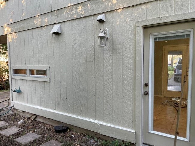 Building Photo - 1602 Southgate Cir