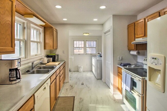 Building Photo - Newly remodeled, fully furnished adorable bungalow in a great location!
