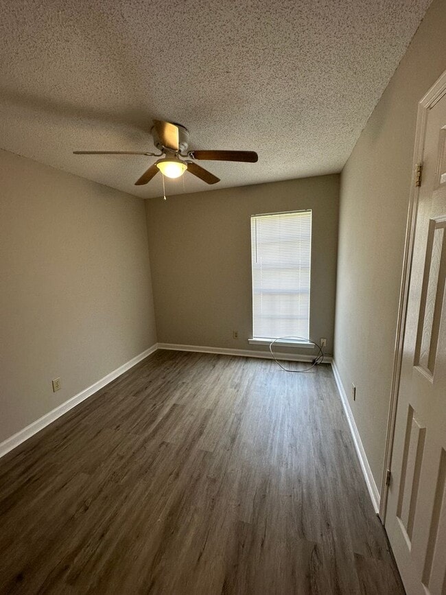 Building Photo - 3 Bedroom 1 bath