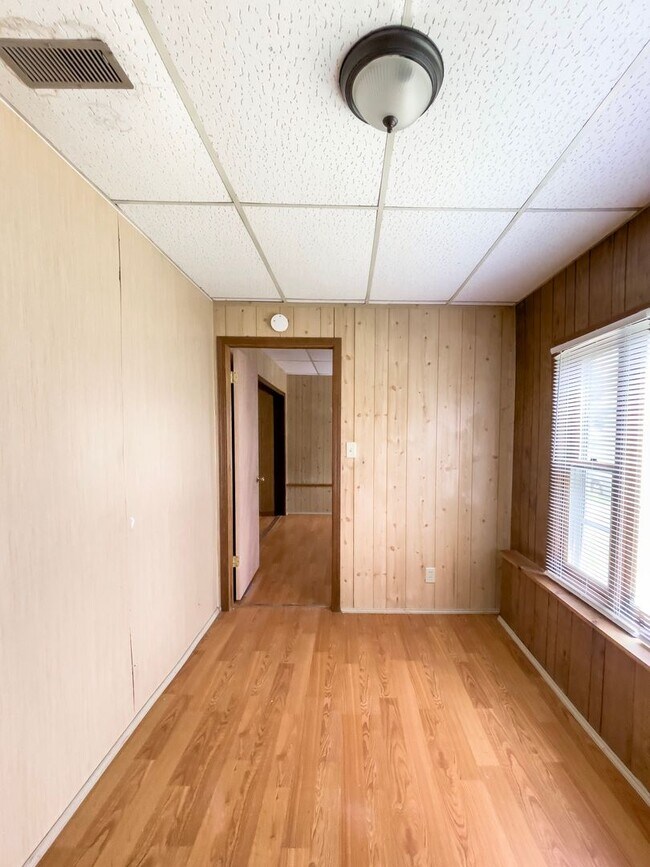 Building Photo - *AVAILABLE NOW!* Cozy Three Bedroom Home!