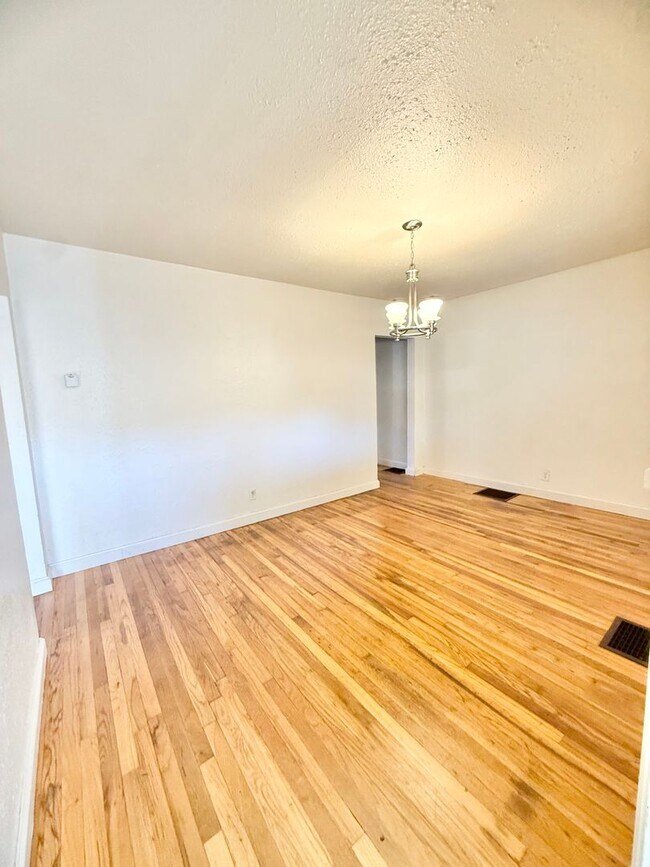 Building Photo - Move in ready home on S Park