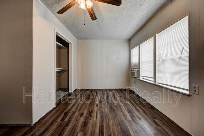 Building Photo - 527 W Dill St