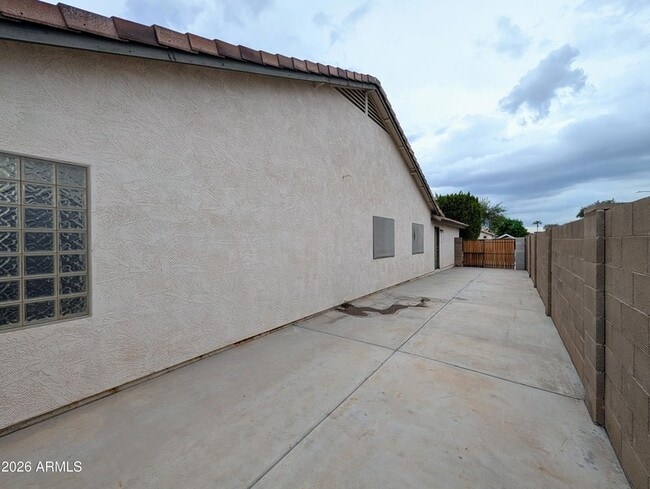 Building Photo - 15748 W Paradise Ln