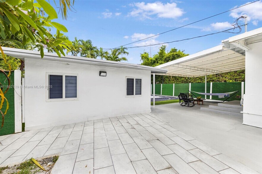 Building Photo - 340 SW 25th Rd
