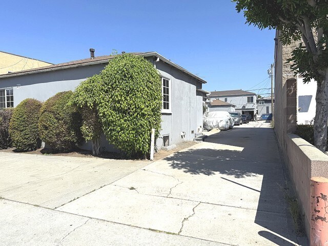 Building Photo - 511 W Manchester Blvd