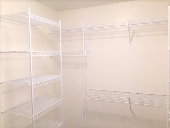 Building Photo - Spacious 2 Bed/2 Bath Condo in Prime Location