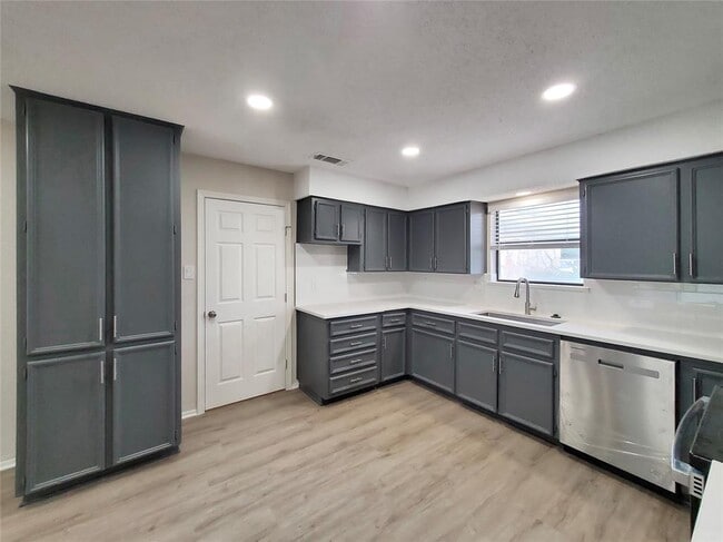 Building Photo - 9512 Meadowheath Dr
