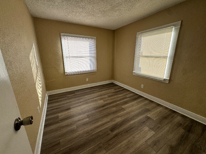 Building Photo - 536 W Marshall Blvd