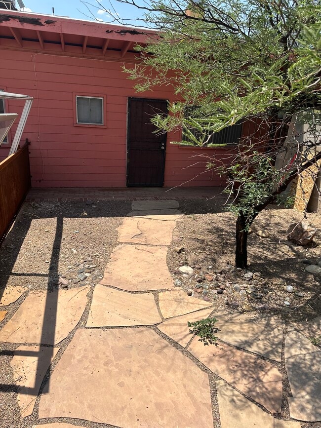 Building Photo - 1317 E Adams St