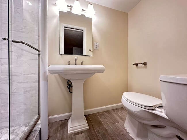Building Photo - Wonderful townhome with recent upgrades..a...
