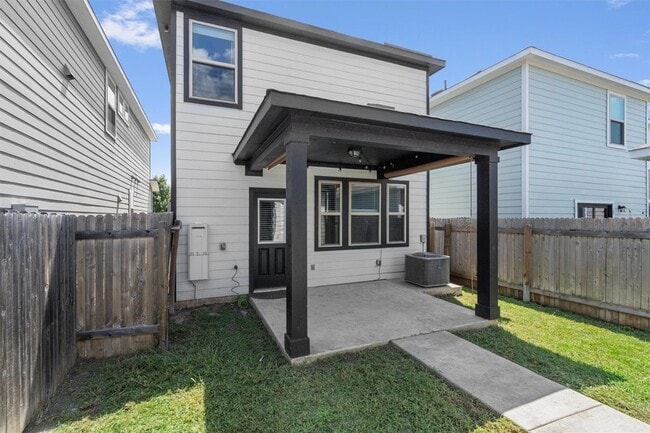 Building Photo - 1805 Artesian Spgs Xing