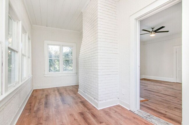 Building Photo - 606 S Park Ave