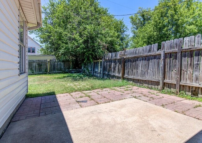 Building Photo - 16900 Simsbrook Dr