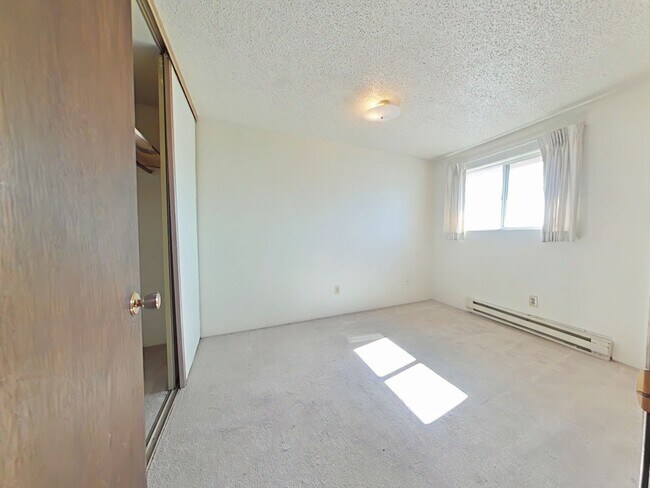 Building Photo - 2 Bedroom Townhouse ~ Centrally Located