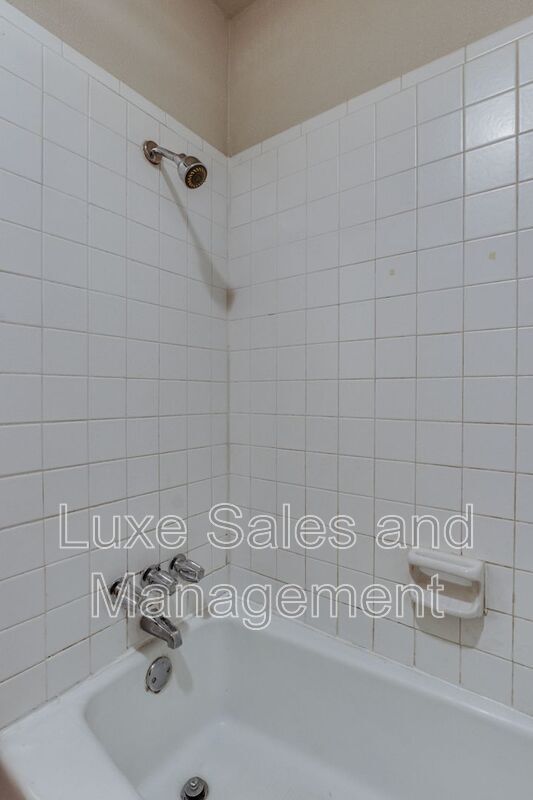 Building Photo - 6004 Paramount Dr