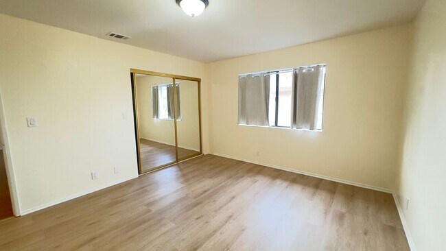 Building Photo - 539 N Alameda Ave