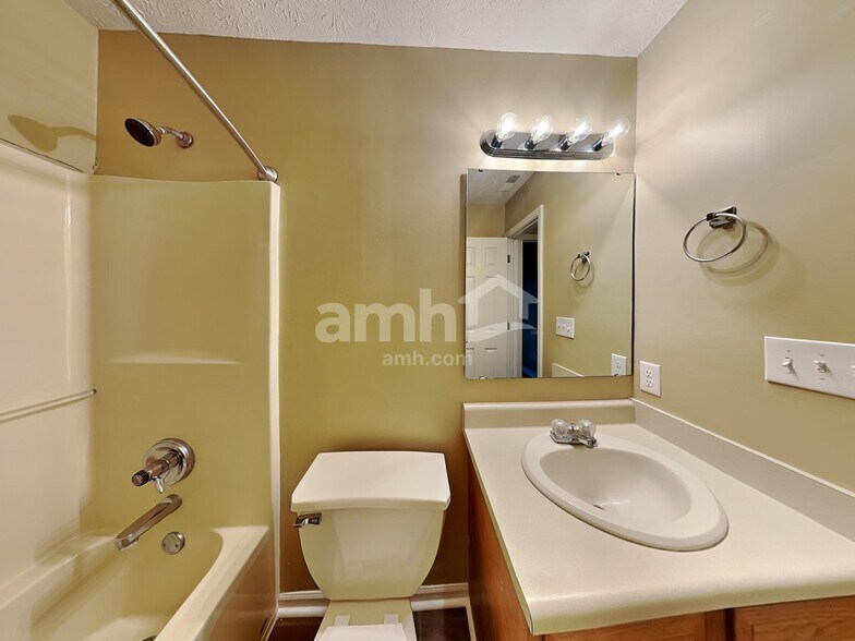 Building Photo - 748 Franklin Lakes Blvd