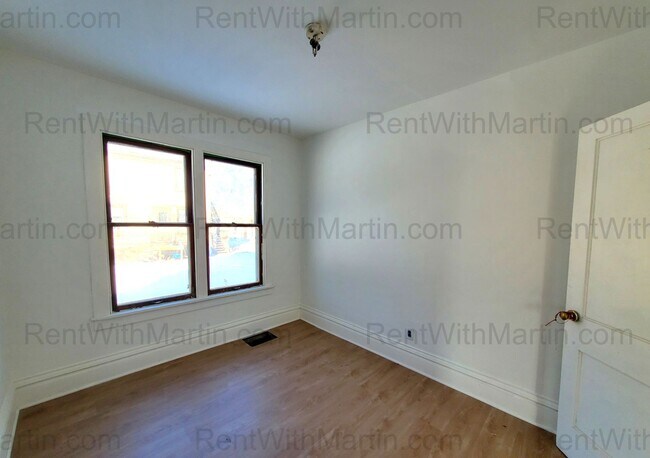 Building Photo - 824 Logan Ave