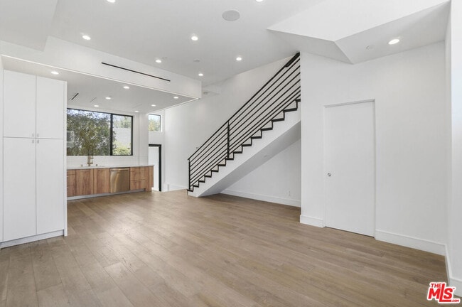 Building Photo - 1445 1/2 N Martel Ave