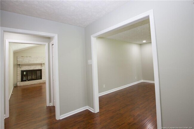 Building Photo - 906 N Glenwood Trail