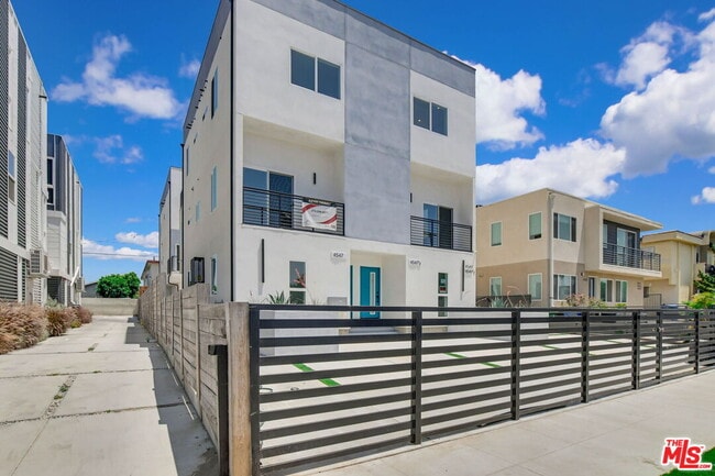 Building Photo - 4547 1/2 Saturn St