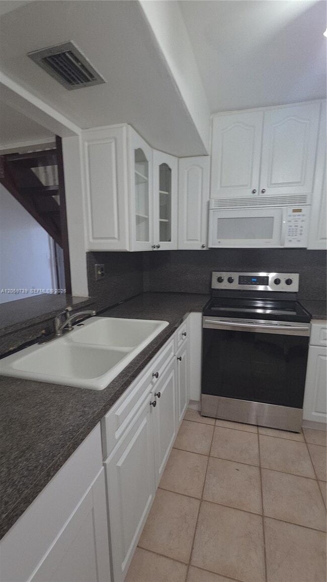 Building Photo - 9437 Fontainebleau Blvd