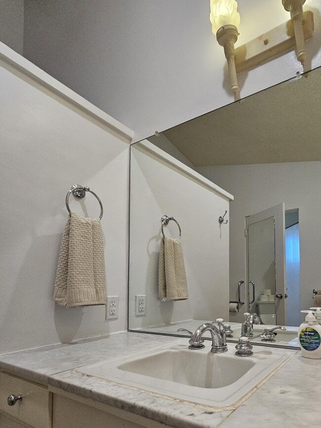 Building Photo - 37800 Da Vall Dr