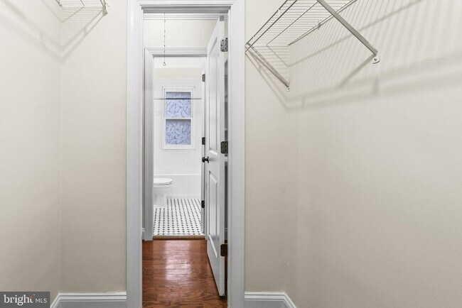 Building Photo - 922 S Washington St