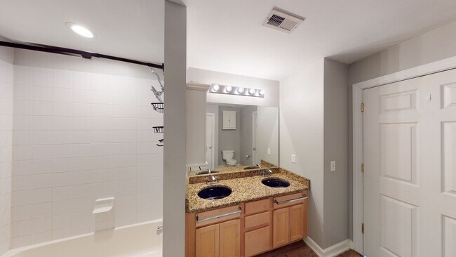 Building Photo - 718 W Trade St