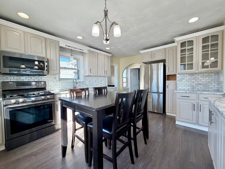 Building Photo - 36 Annavoy St