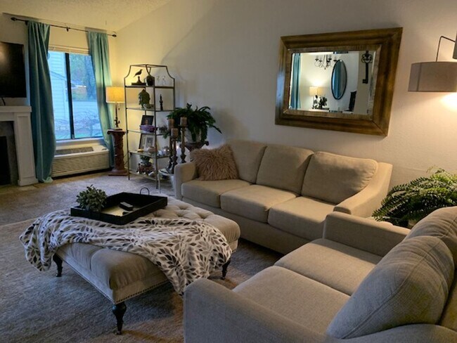 Building Photo - WELL MAINTAINED 2 BR, 2 BA TOWNHOME BY VAN MALL AREA!