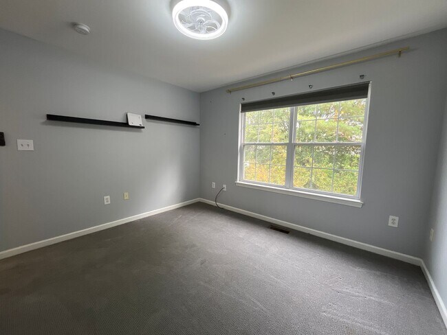 Building Photo - Spacious 3-bedroom, 2.5-bath home in South...