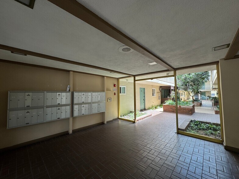 Building Photo - 5320 Zelzah Ave