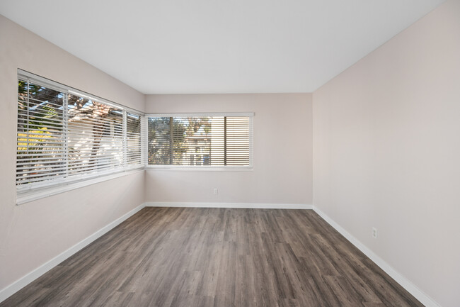 Building Photo - Newly Remodeled  Pacific Beach Condo Now A...