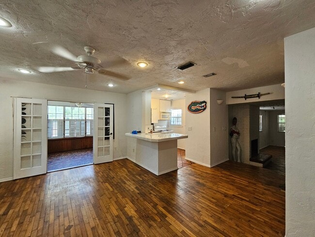 Building Photo - 1822 NW 6th Ave