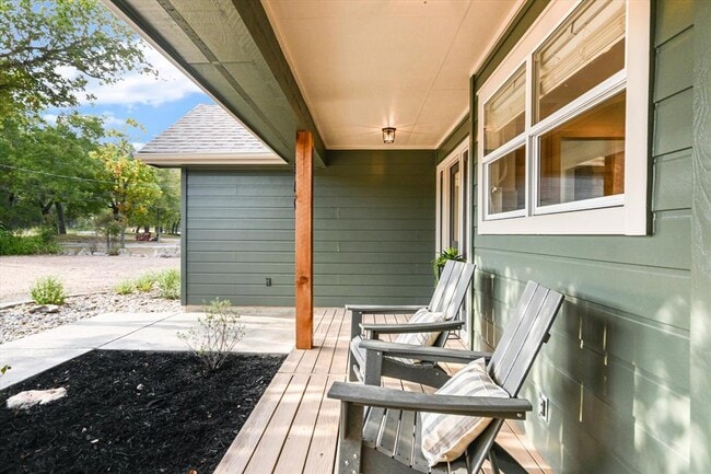 Building Photo - 302 Valley Dr