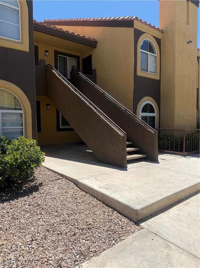 Building Photo - 7950 W Flamingo Rd