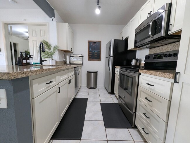 Building Photo - Available November 1, 2025 | A charming gr...
