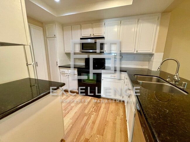 Building Photo - 2/2 Condo with 1 Car Garage, Wrap Around Patio, Fireplace, Granite Kitchen and Community Pool