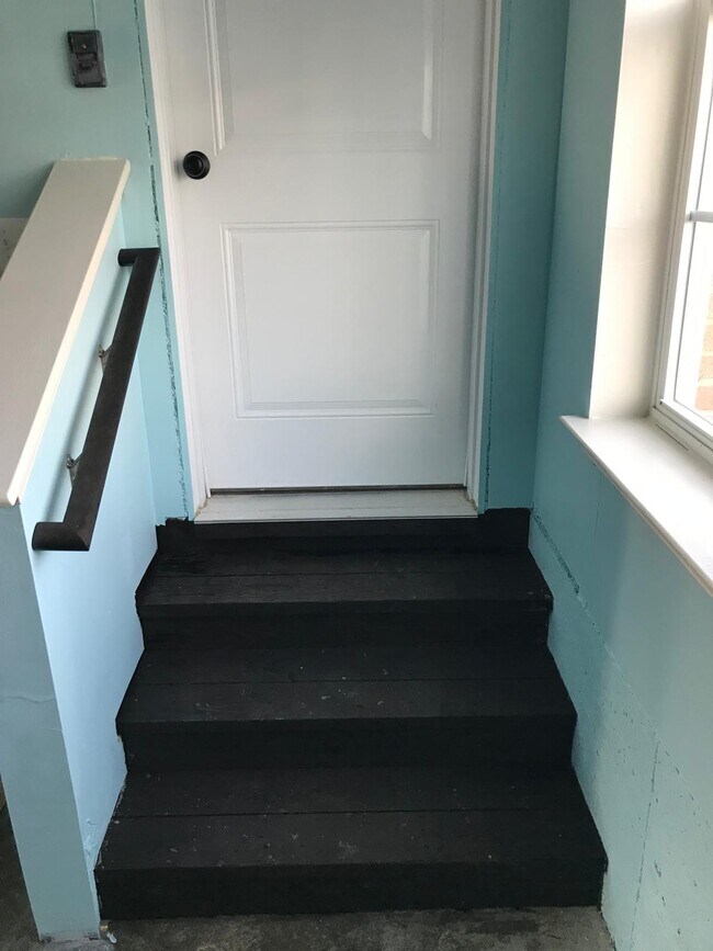 Building Photo - 23910 Catawba Hill Dr