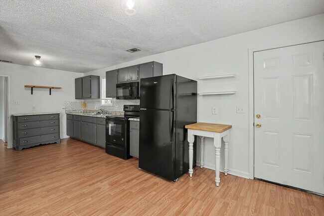 Building Photo - 3 Bed 2 Bath Home with Great Outdoor Space!