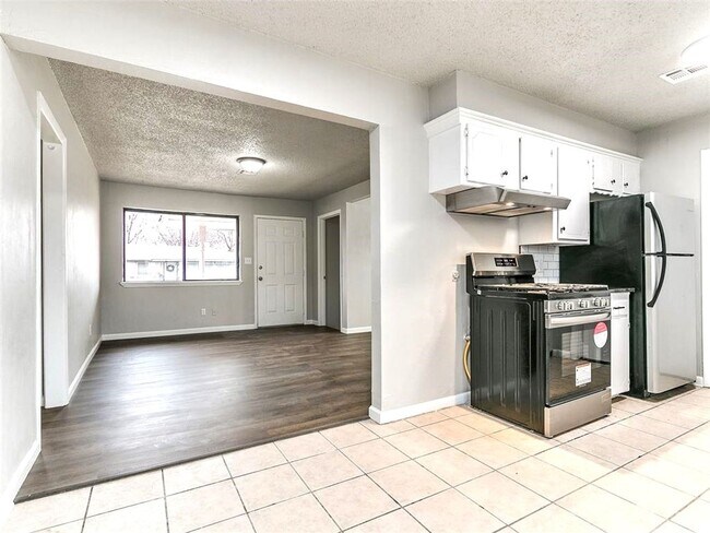 Building Photo - Super 4 Bed 1.5 Bath in the South Gate Addn in Moore, OK