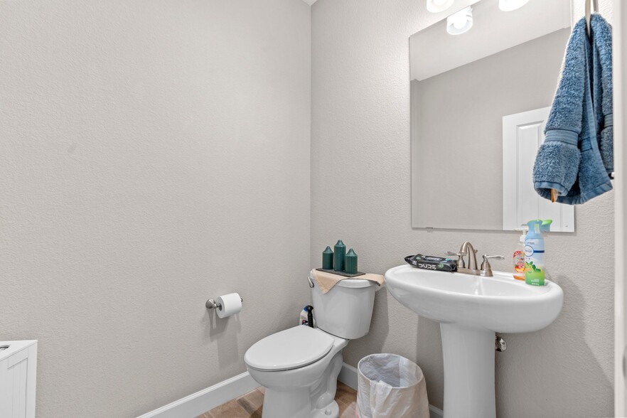 Building Photo - 377 Silver Ridge Dr