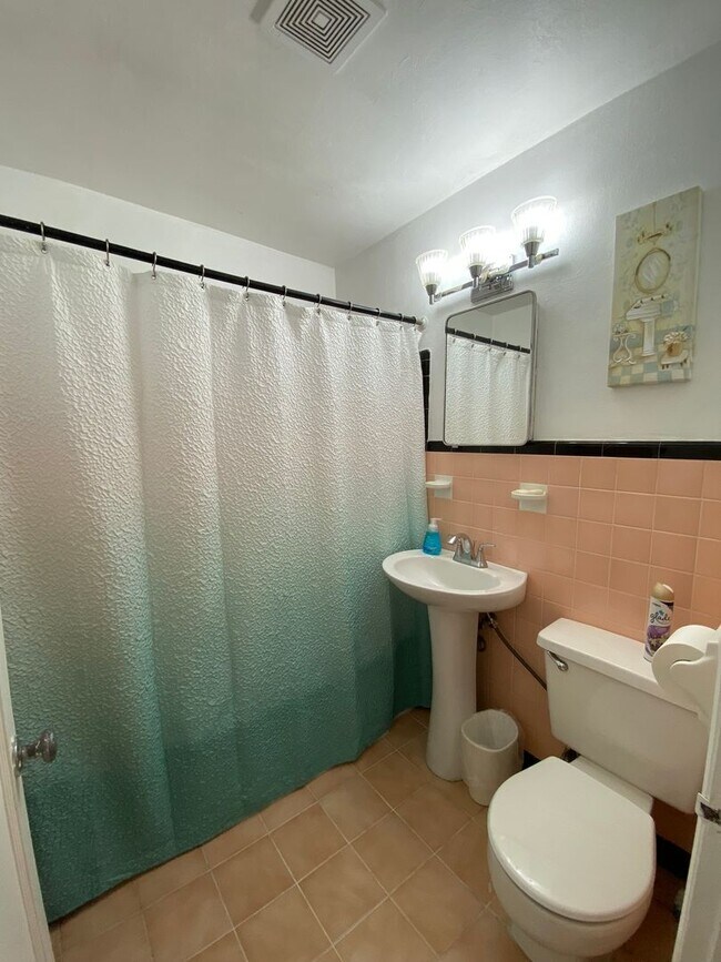 Building Photo - 2/2 single family house with big yard near downtown and beach!