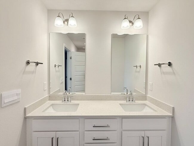 Building Photo - 2595 Cliff Hollow Cir