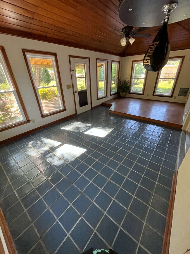 Building Photo - "Charming 3-Bedroom Retreat with Granite Elegance & Cozy Fireplace in Kernersville!"