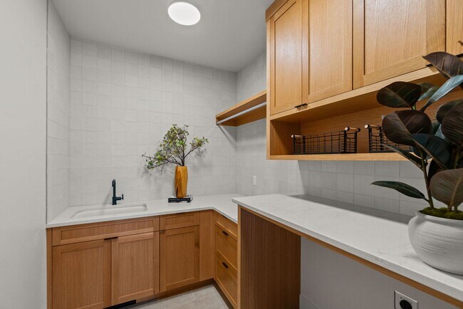 Building Photo - Exquisite Town home living: Bends desirabl...