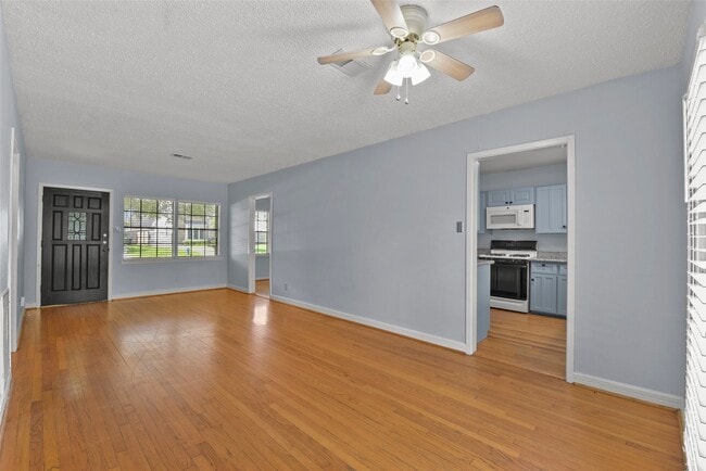 Building Photo - 950 Lamonte Ln