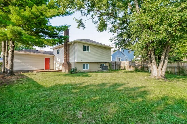 Building Photo - 6560 Benjamin Dr