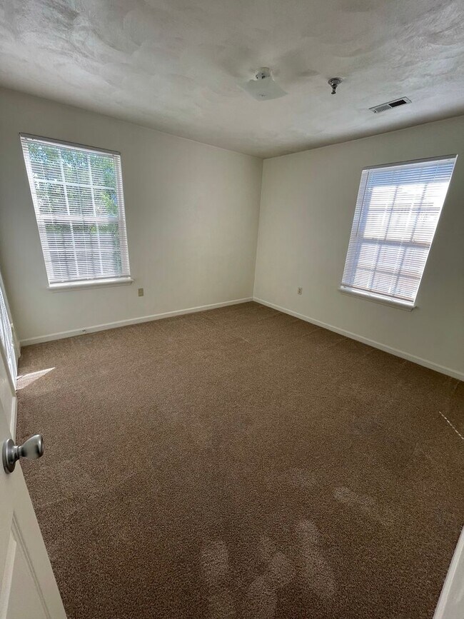 Building Photo - 4 Bedroom 2 Bath Apartment Top Floor